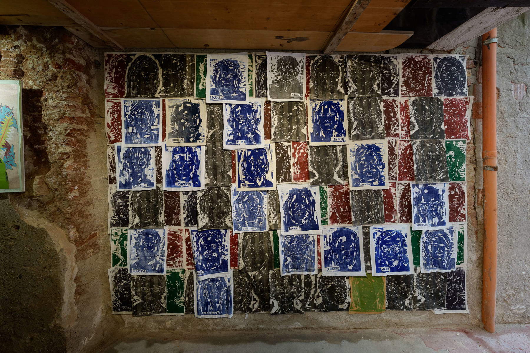 Syahrizal Pahlevi, Mobile Woodcuts Project (2011-2026 ; 100 gravures sur tissu, 30 x 24 cm chacune). Photo : Andrea Avezz&ugrave;
